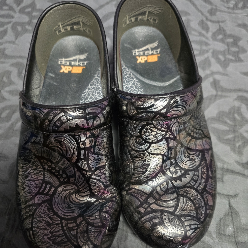 Dansko | XP 2.0 Tooled Patent Leather Clogs Black Silver |  Sz: 39 (9)